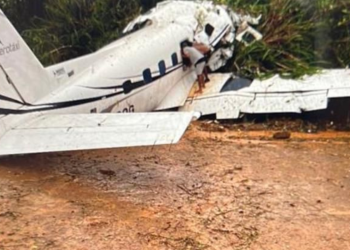 Avião que levava 12 passageiros cai no Amazonas; veja vídeos
