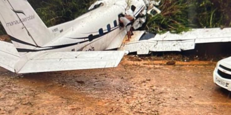 Avião que levava 12 passageiros cai no Amazonas; veja vídeos