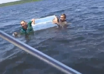 Vídeo: Homens conseguem se salvar de naufrágio flutuando em cima de caixa de isopor