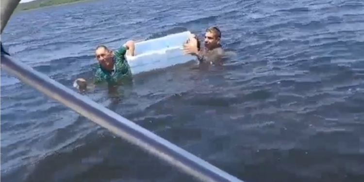 Vídeo: Homens conseguem se salvar de naufrágio flutuando em cima de caixa de isopor