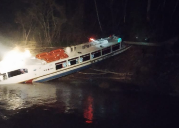 Embarcação sofre acidente no AM e empresa responsável diz que foi culpa da cortina de fumaça