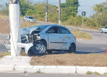 Motorista perde controle de veículo e atinge poste de iluminação pública