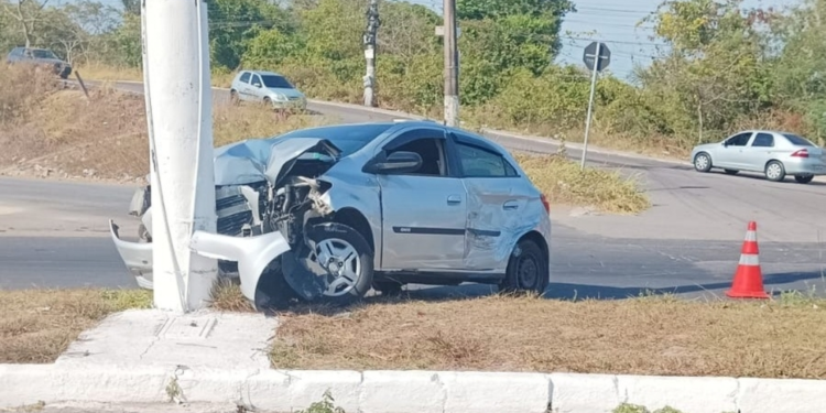 Motorista perde controle de veículo e atinge poste de iluminação pública