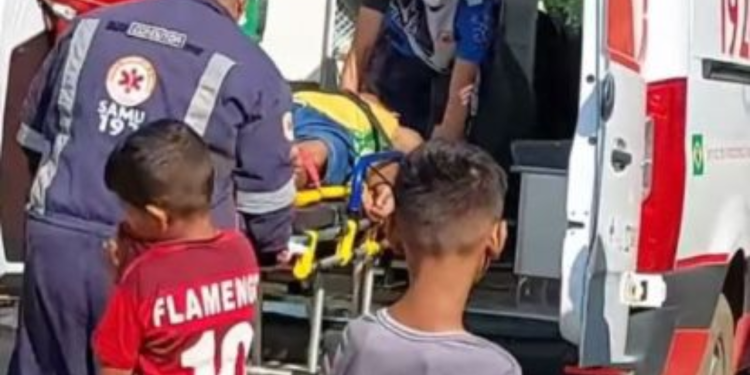 Revoltado com agressões, homem quebra cabeça do ex-padrastro na porrada