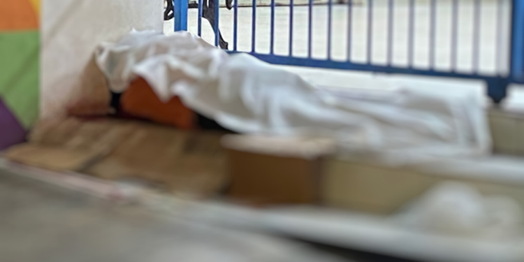 Pistoleiro a pé executa morador de rua em calçado do Centro de Manaus