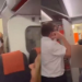 Casal é flagrado no vuco-vuco dentro de banheiro de avião; veja o vídeo