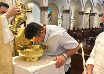 Ronaldo ​Fenômeno é batizado pela primeira vez e padre Fábio de Melo realiza sacramento