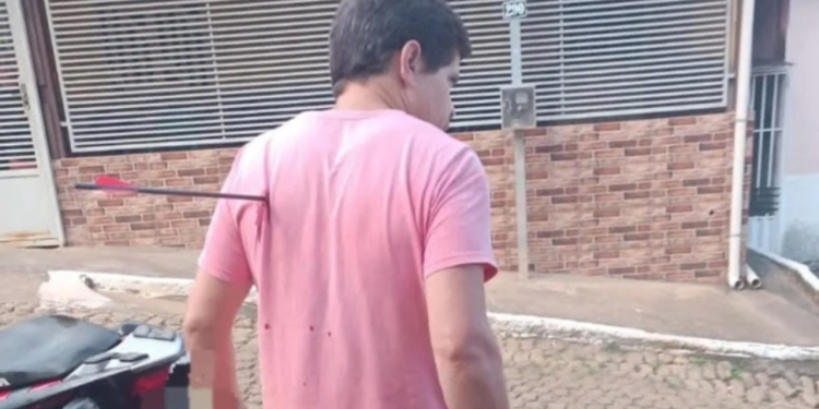 Homem leva flechada nas costas após briga com vizinho