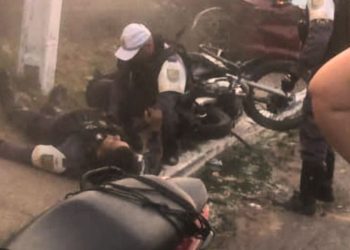 Homem fura blitz, atropela PMs, arrasta carros e motociclistas