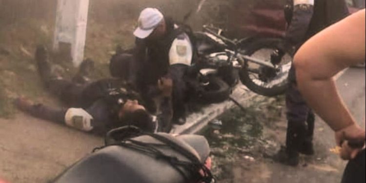 Homem fura blitz, atropela PMs, arrasta carros e motociclistas