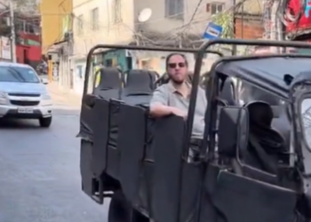 Morador da Rocinha se irrita com turista desfilando em Jipe: ‘Tá pensando que tá no Amazonas’