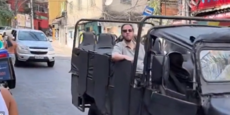 Morador da Rocinha se irrita com turista desfilando em Jipe: ‘Tá pensando que tá no Amazonas’