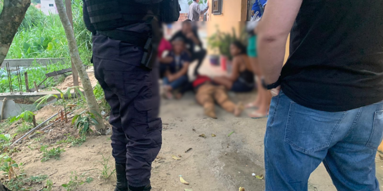 Grupo de pistoleiro desce em comunidade de Manaus atirando e mata homem e adolescente