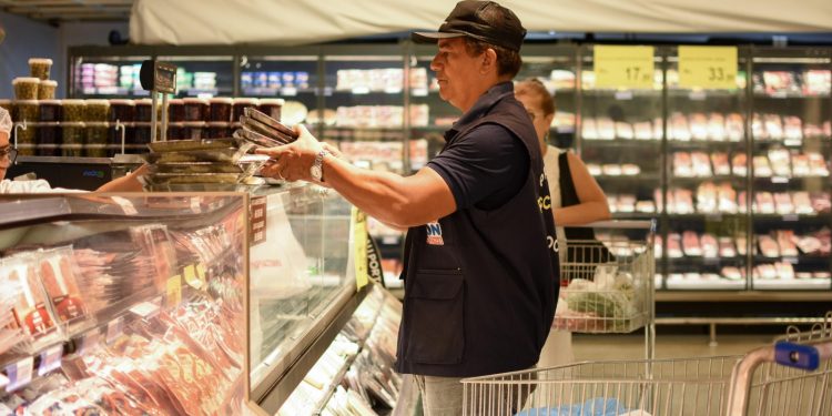 Carrefour tem 25,782 kg de produtos impróprios ao consumo descartados pelo Procon-AM