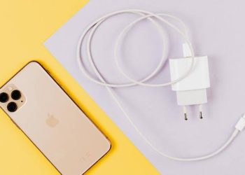 Justiça condena Apple a dar carregador para cliente que comprou iPhone 13