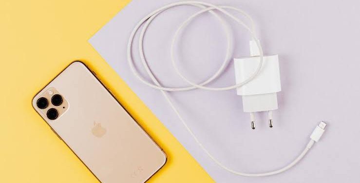 Justiça condena Apple a dar carregador para cliente que comprou iPhone 13