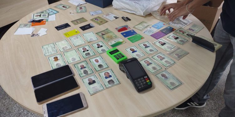 PC-AM prende dupla de estelionatários em posse de diversos documentos falsos em Manaus