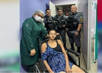 Policiais ajudam mulher em trabalho de parto a ter sua filha em Manaus