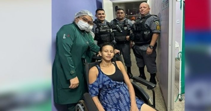 Policiais ajudam mulher em trabalho de parto a ter sua filha em Manaus