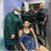 Policiais ajudam mulher em trabalho de parto a ter sua filha em Manaus