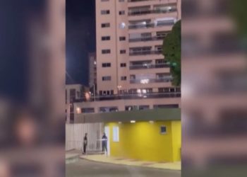 VÍDEO: pai e filha fazem resgate emocionante de cachorro em enchente