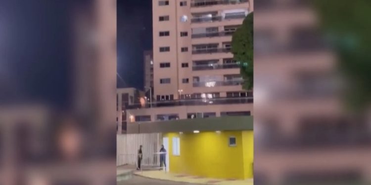 VÍDEO: pai e filha fazem resgate emocionante de cachorro em enchente