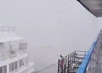Vídeos mostram barcos e flutuantes arrastados durante temporal em Manaus