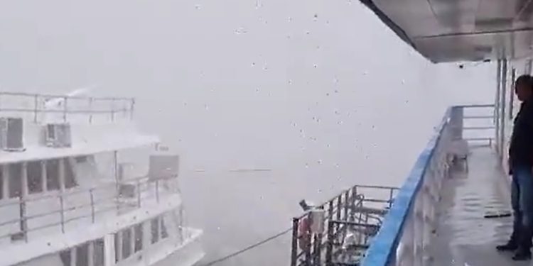 Vídeos mostram barcos e flutuantes arrastados durante temporal em Manaus
