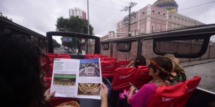 Governo promove passeio turístico gratuito para pessoas com deficiência por Manaus
