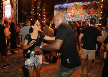 Casal com muito samba no pé faz show à parte e vira ‘xodó’ de Zeca Pagodinho no segundo dia do ‘#SouManaus 2023’