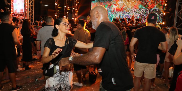 Casal com muito samba no pé faz show à parte e vira ‘xodó’ de Zeca Pagodinho no segundo dia do ‘#SouManaus 2023’