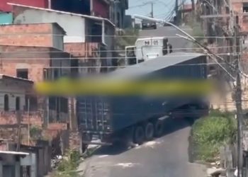 Vídeo: carreta tenta subir ladeira na ‘rua da morte’ em Manaus e fica “entalada”
