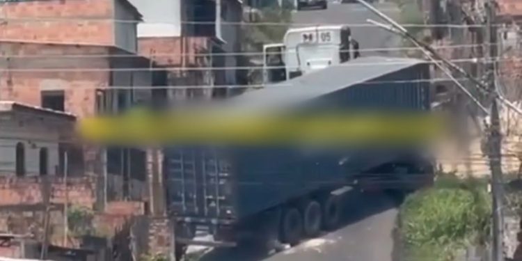 Vídeo: carreta tenta subir ladeira na ‘rua da morte’ em Manaus e fica “entalada”
