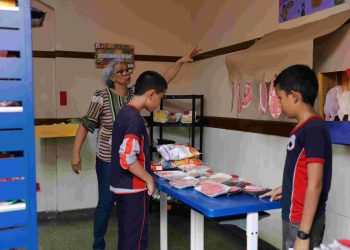 Professora cria ‘mercadinho pedagógico’ em Manaus para ensinar Matemática aos alunos