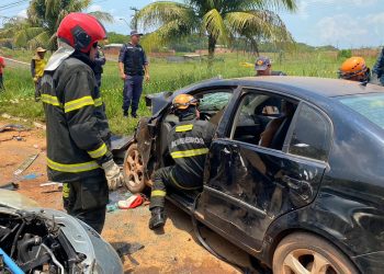 Vídeos: Carros colidem de frente e quatro ficam feridos no Iranduba