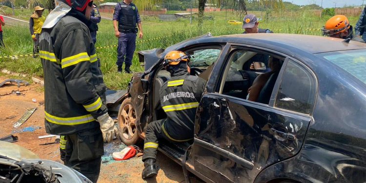 Vídeos: Carros colidem de frente e quatro ficam feridos no Iranduba