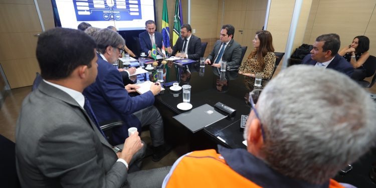 Governador e ministros anunciam força-tarefa para enfrentamento da estiagem no Amazonas