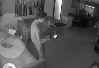 VÍDEO: menina de 3 anos encontra arma no sofá da avó e atira na própria mão