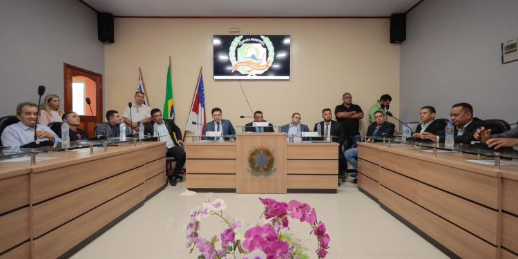 Deputado Delegado Péricles recebe o título de Cidadão Honorário Envirense pelo trabalho prestado a população do município