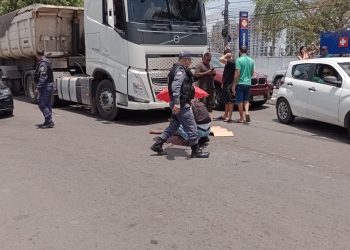 Motociclista fica ferido após ser atropelado por carreta; veja fotos