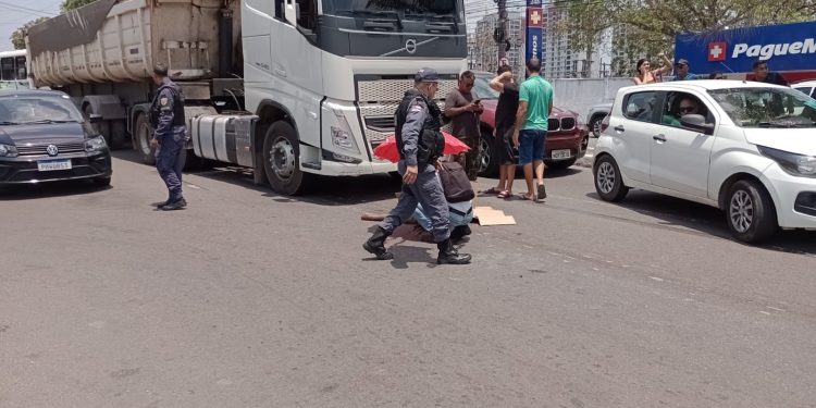 Motociclista fica ferido após ser atropelado por carreta; veja fotos