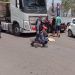Motociclista fica ferido após ser atropelado por carreta; veja fotos