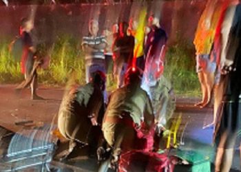 Cenas fortes: casal fica gravemente ferido na AM-010 após carro capotar