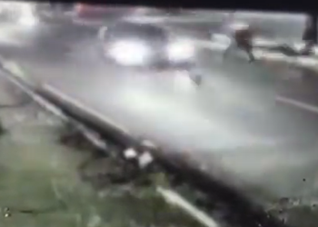 Câmera registra momento em que entregador de delivery ‘voa’ ao ser atingido por carro no Aleixo; veja