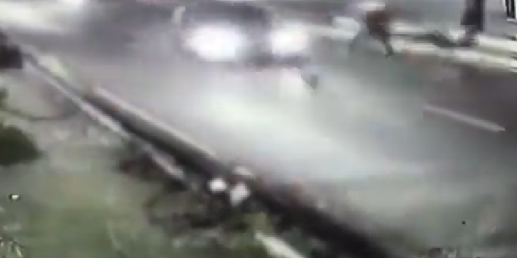 Câmera registra momento em que entregador de delivery ‘voa’ ao ser atingido por carro no Aleixo; veja