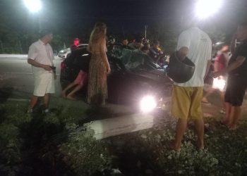 Em Manaus, homem derruba poste ao batê-lo com o carro e ele é retirado desacordado