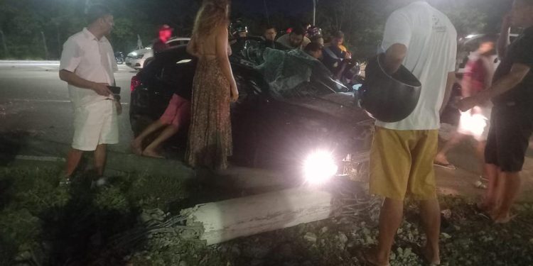 Em Manaus, homem derruba poste ao batê-lo com o carro e ele é retirado desacordado