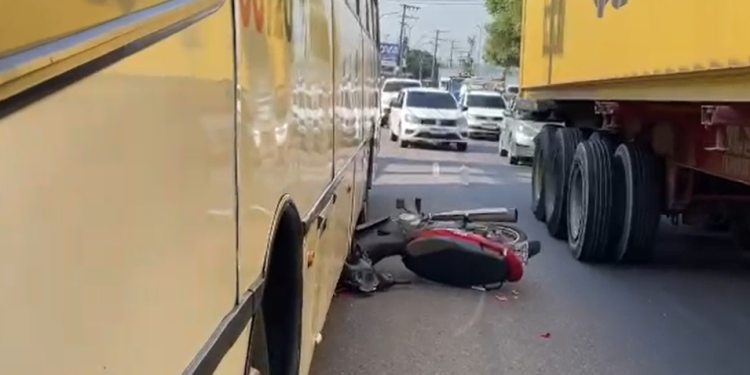 Mãe e filha quase são esmagadas por ônibus da linha 550 em acidente em Manaus