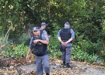 Moradores do Aleixo acordam com cadáver na porta de casa em Manaus
