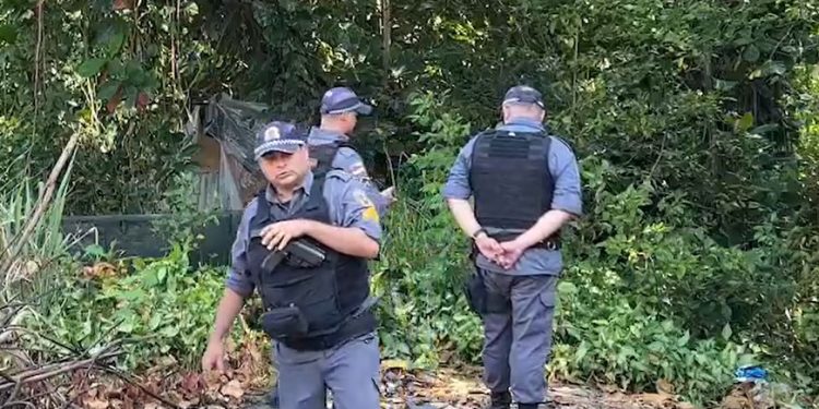 Moradores do Aleixo acordam com cadáver na porta de casa em Manaus